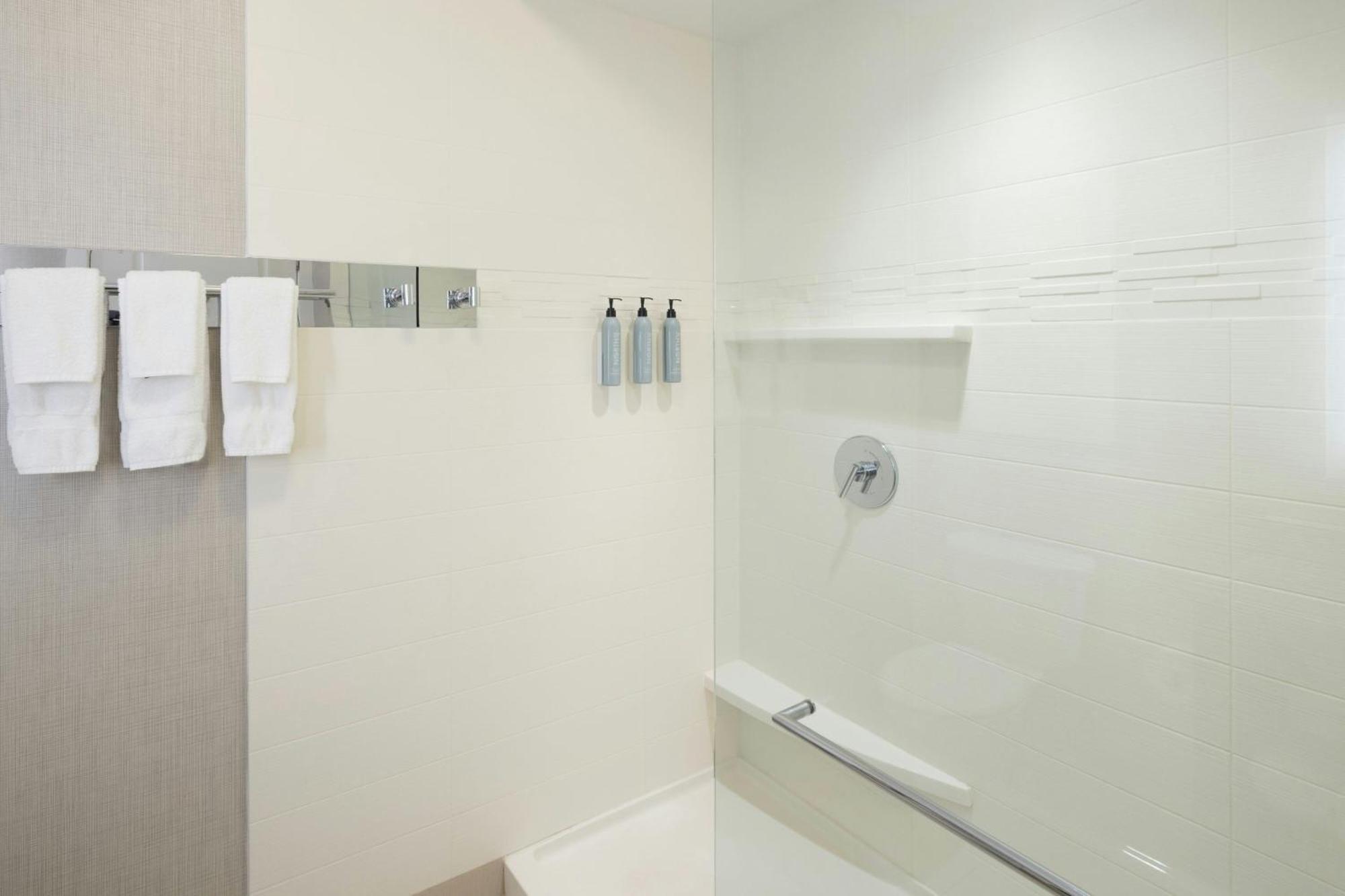By Marriott Albany Hotel 3*